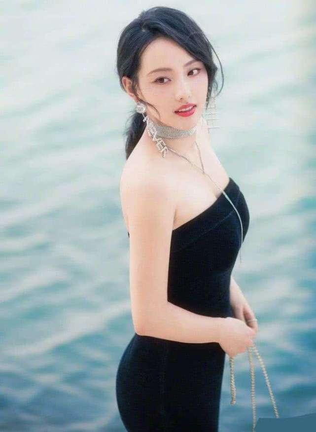 女主爆料进娱乐圈却红了 第3张 女主爆料进娱乐圈却红了 第3张